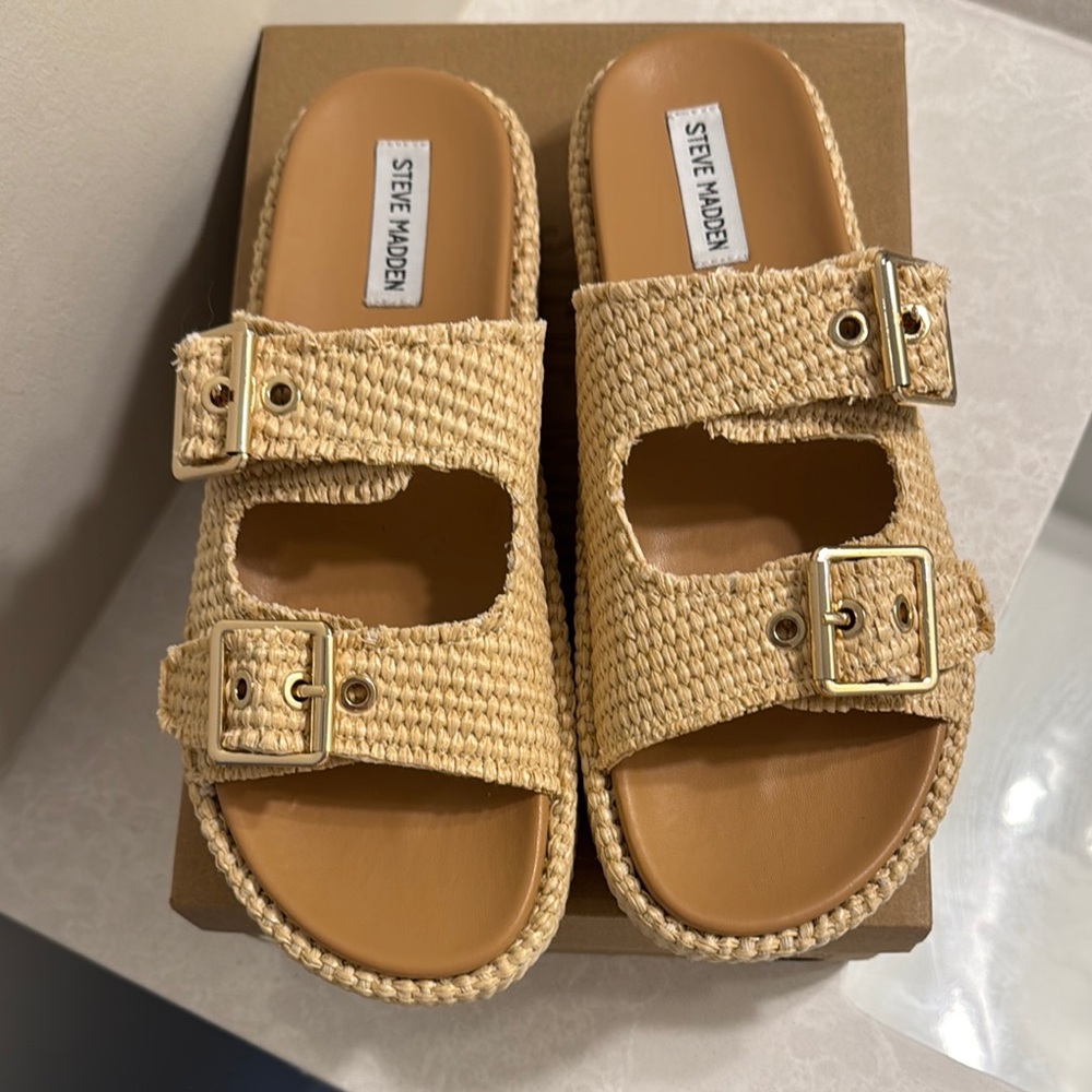 New 
Never worn
Steve Madden Tan Woven Sandals
Size 11